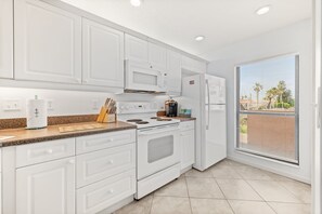 Fridge, microwave, oven, stovetop - OCEANFRONT 2 bed/2.5 bath Townhouse! Pool & Tennis (St Augustine)