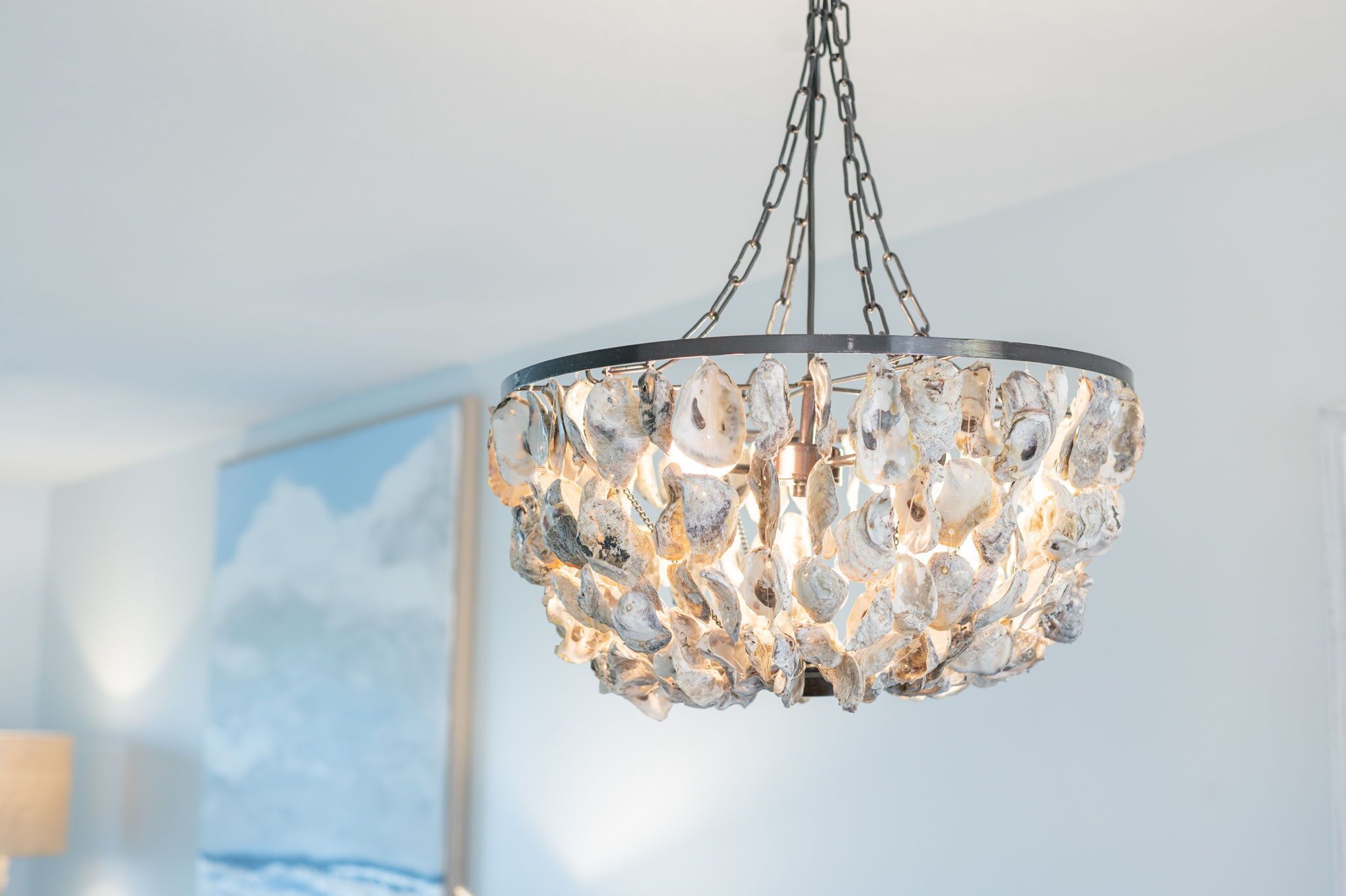 Un lustre au design original, composé de morceaux de verre de différentes formes et tailles.