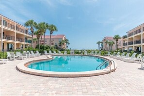 Outdoor pool, pool loungers - OCEANFRONT 2 bed/2.5 bath Townhouse! Pool & Tennis (St Augustine)
