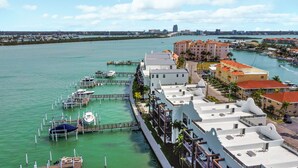 Ein Hotel am Wasserufer mit einer Marina, mehreren Gebäuden und einer Brücke im Hintergrund.