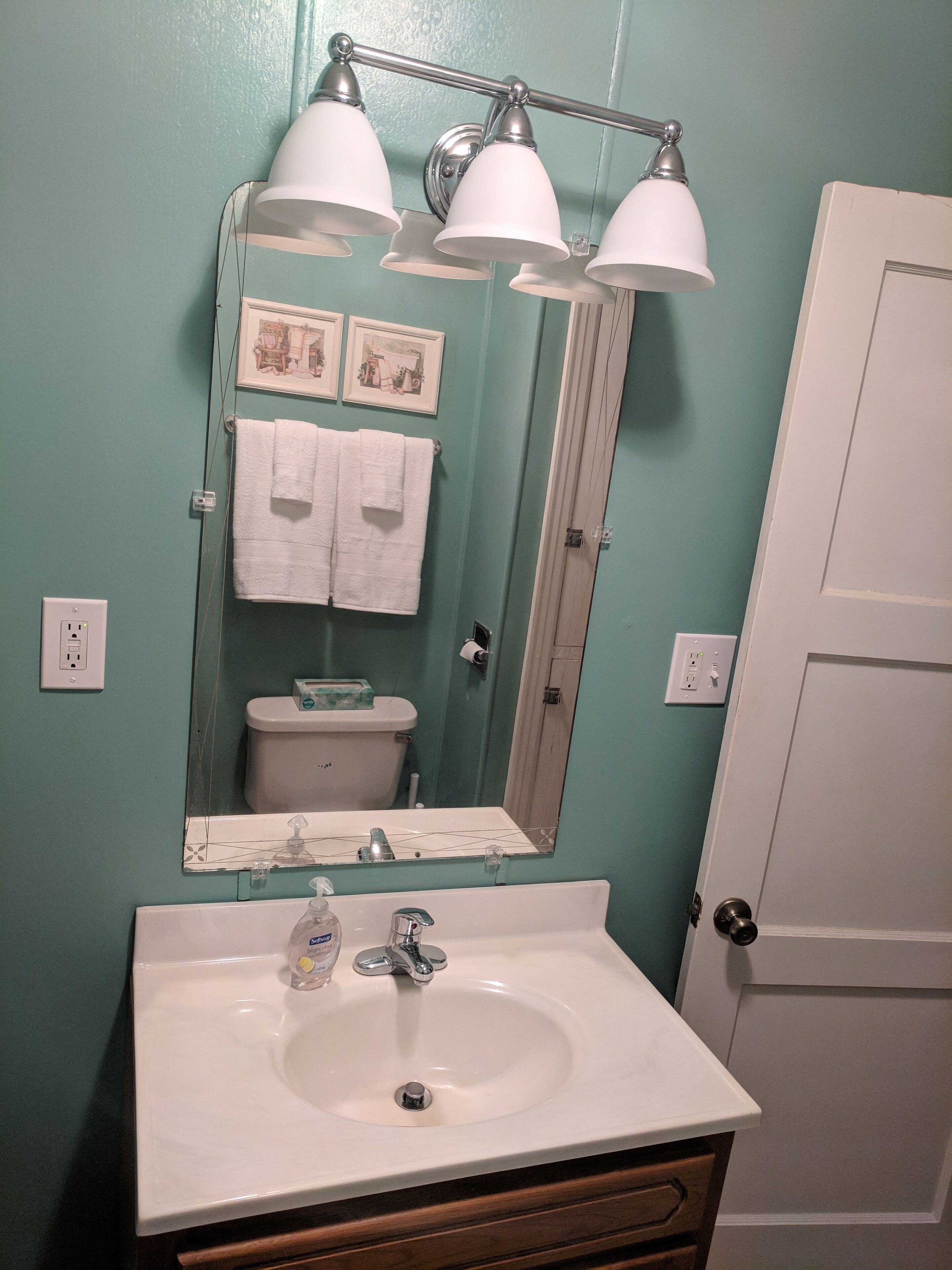 Ensemble baignoire-douche, séchoir à cheveux, serviettes fournies, savon