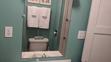 Ensemble baignoire-douche, séchoir à cheveux, serviettes fournies, savon