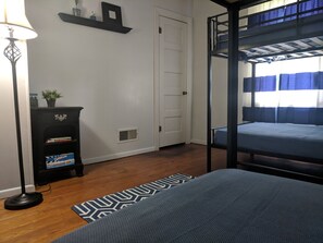 2 bedrooms, iron/ironing board, free WiFi, bed sheets - See why everyone loves it here! 1.5 miles to Ark. (Williamstown)
