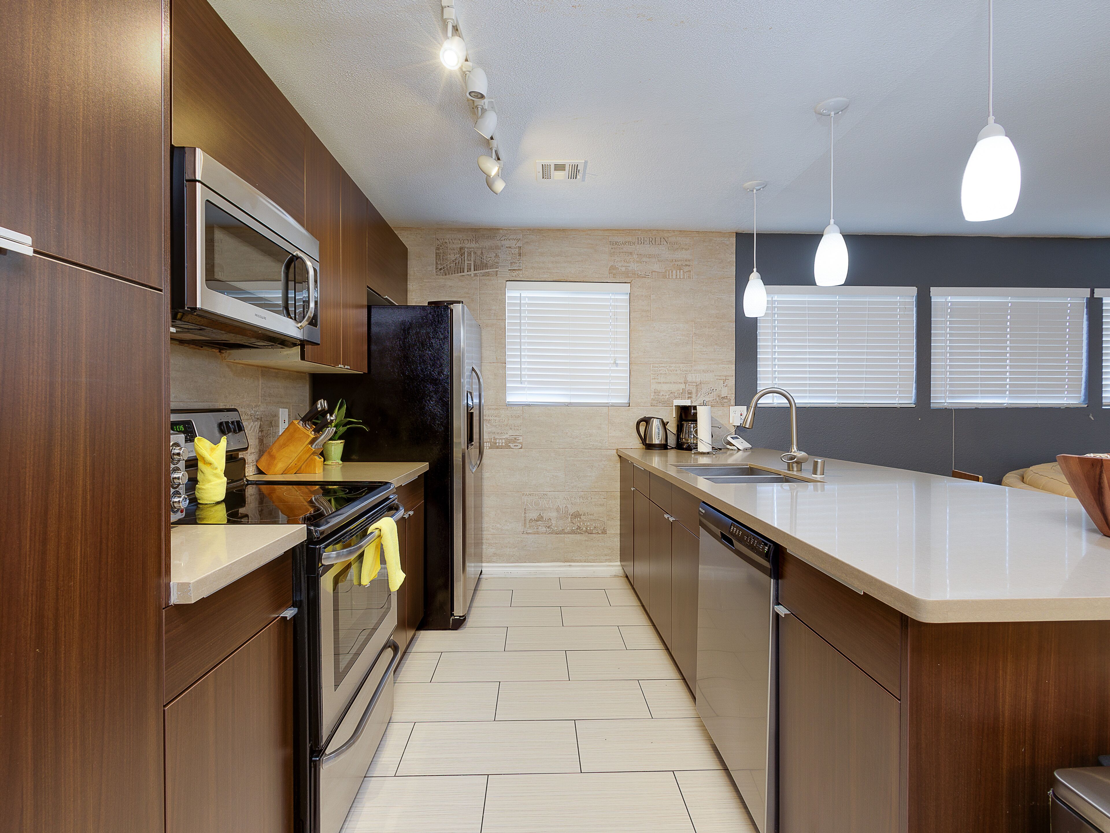 Mid Century Modern Desert Oasis with a relaxing Hot Tub