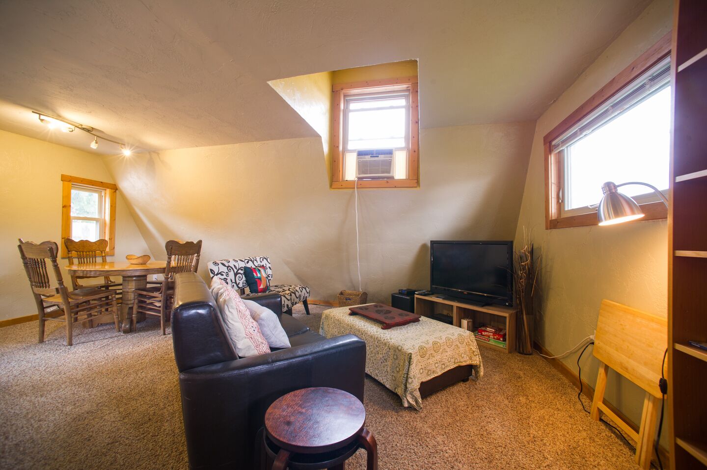 Cozy & clean single family home, pet-friendly, large fenced yard, walk downtown