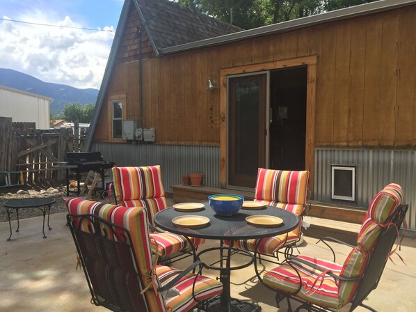 Outdoor dining - Cozy & clean single family home, pet-friendly, large fenced yard, walk downtown (Salida)