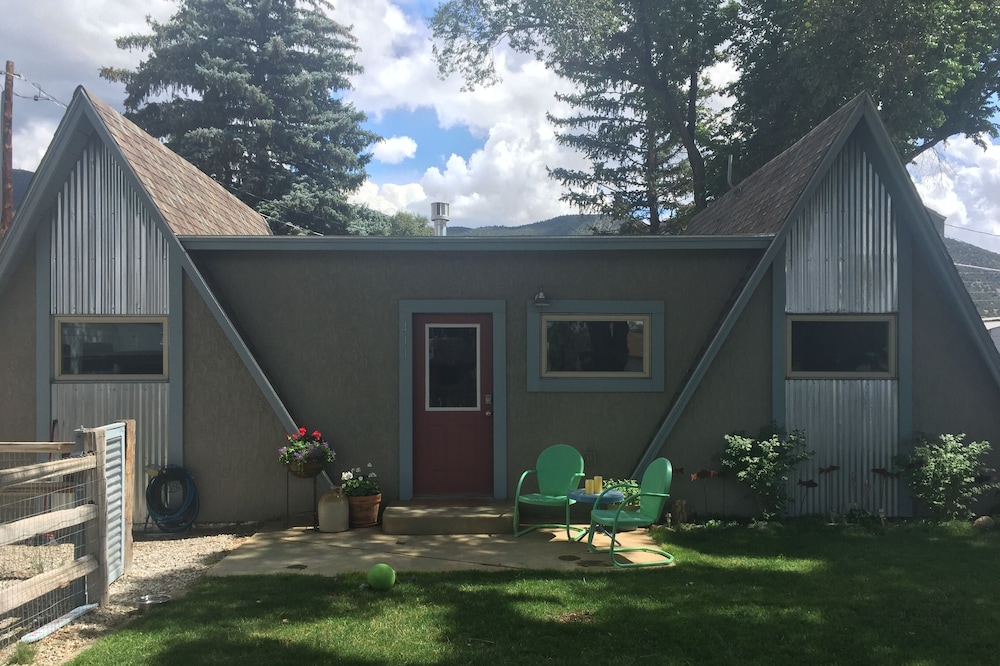 Cozy & clean single family home, pet-friendly, large fenced yard, walk downtown