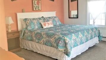 3 quartos, escrivaninha, ferros/tábuas de passar roupa, berço de viagem