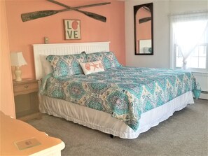 3 quartos, escrivaninha, ferros/tábuas de passar roupa, berço de viagem