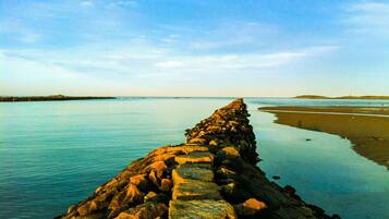 Perto da praia, espreguiçadeiras, toalhas de praia