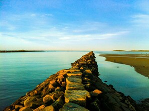 Perto da praia, espreguiçadeiras, toalhas de praia 