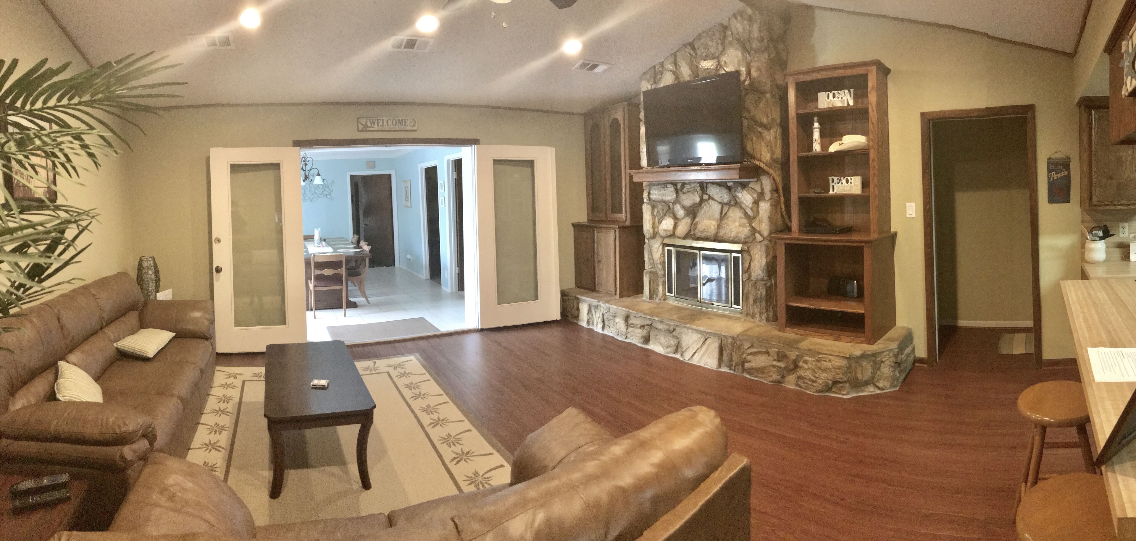 Corporate/Family/Large Group Fishing and Hunting Lodge near the beach!