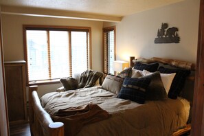 2 عدّة غرف نوم ومكواة/لوح كي وواي فاي وملاءات أسرّة