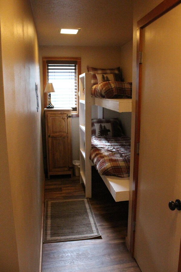 2 dormitorios, tabla de planchar con plancha, wifi y ropa de cama