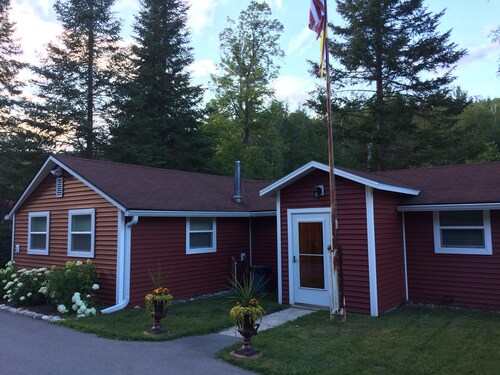 Boardman River Cottage, 2 bedroom 1 Bath steps away from the banks of the river