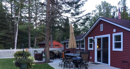 Boardman River Cottage, 2 bedroom 1 Bath steps away from the banks of the river