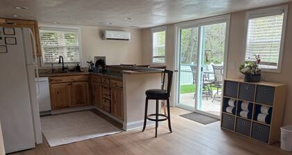 Boardman River Cottage, 2 bedroom 1 Bath steps away from the banks of the river