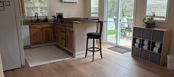 Boardman River Cottage, 2 bedroom 1 Bath steps away from the banks of the river