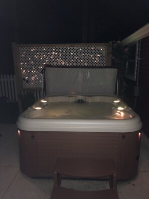 Outdoor spa tub - Boardman River Cottage, 2 bedroom 1 Bath steps away from the banks of the river (Traverse City)