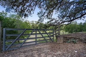 Property grounds - Lambert Park on the Medina (Bandera)