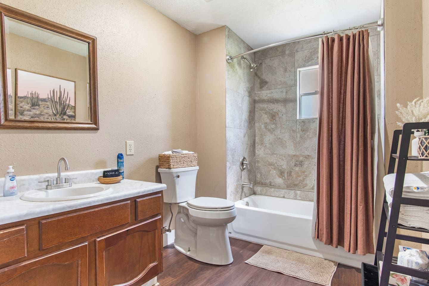 Un baño con lavamanos, inodoro y zona de ducha.