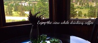 L'été est là. Profitez de rester dans cette charmante cabine rustique à Estes Park Co