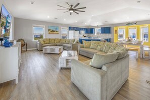 TV, video games, DVD player, stereo - Oceanview Dog Friendly w/ Private Pool, Hot Tub, Wet Bar. Shore Beats Workin' (Frisco)