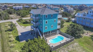 A multi-story residential building with a swimming pool and a view of the ocean. - Oceanview Dog Friendly w/ Private Pool, Hot Tub, Wet Bar. Shore Beats Workin' (Frisco)