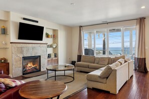 Smart TV, fireplace, table tennis, books - Beautiful Custom home, great ocean views! Pets Allowed! (Cayucos)