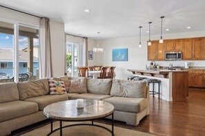 Smart TV, fireplace, ping pong, books - Beautiful Custom home, great ocean views! Pets Allowed! (Cayucos)