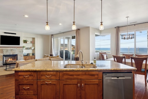 Beautiful Custom home, great ocean views! Pets Allowed!