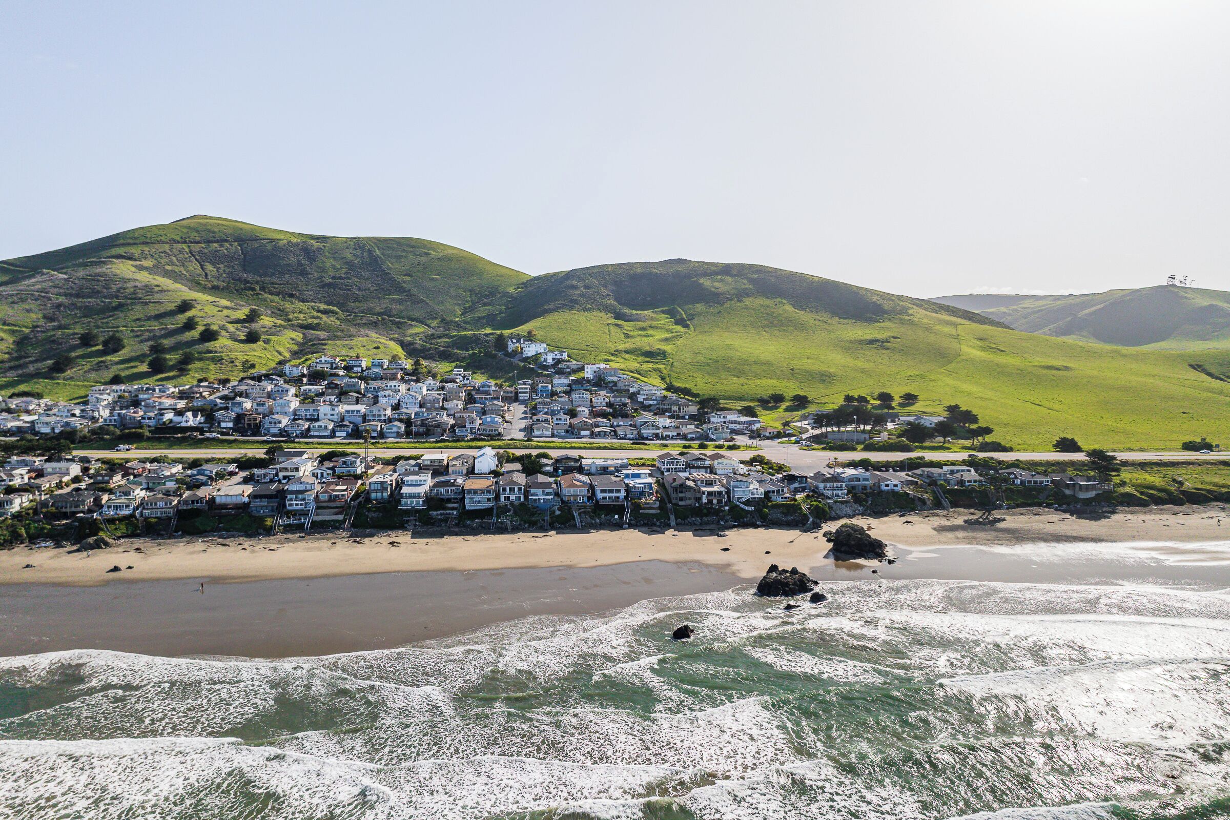 Playa en los alrededores, camastros y toallas de playa 