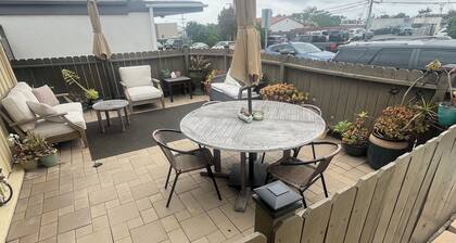 2Bd 1Ba home, private patio, downtown with parking, hi speed wifi, full kitchen
