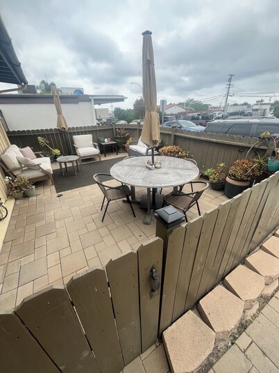 2Bd 1Ba home, private patio, downtown with parking, hi speed wifi, full kitchen