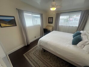2 bedrooms, iron/ironing board, WiFi, bed sheets - 2Bd 1Ba home, private patio, downtown with parking, hi speed wifi, full kitchen (San Clemente)
