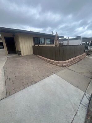 Property grounds - 2Bd 1Ba home, private patio, downtown with parking, hi speed wifi, full kitchen (San Clemente)