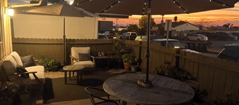 2Bd / 1Ba med parkering, gårdhave, tæt på butikker og mole. WiFi og direkte tv