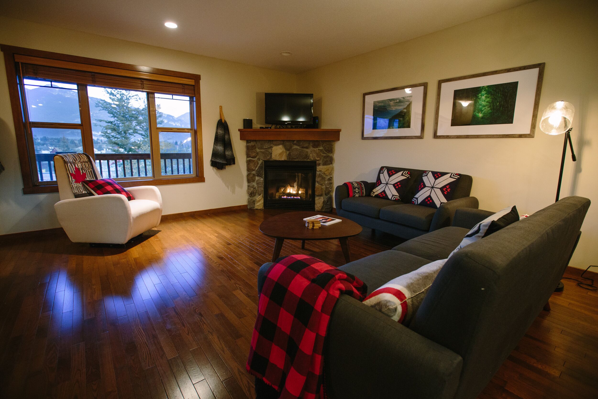 Spacious & Beautiful Townhouse in Charming Downtown Invermere