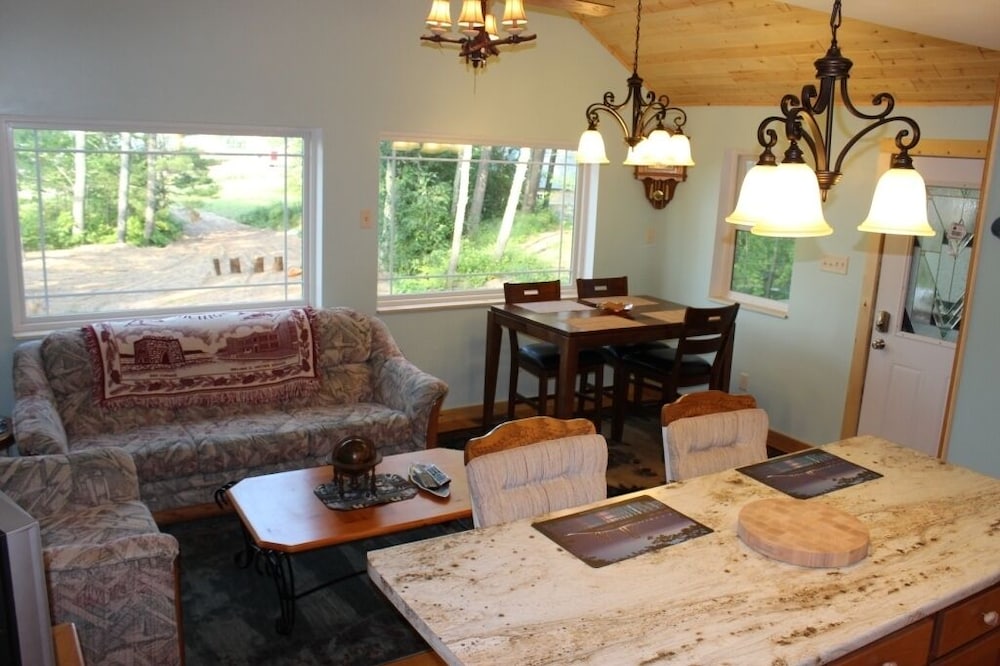 PERFECT LOCATION! Lake Superior View, AuTrain River (Kayak), Snowmobile Trail