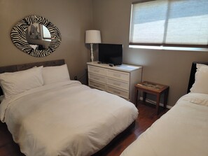 4 bedrooms, desk, iron/ironing board, WiFi - Family Gatherings, Pool Table, Ping Pong, Hot Tub Fun!! (San Diego)