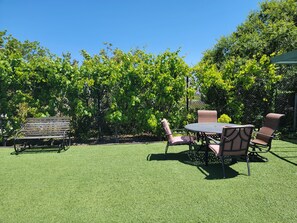 Outdoor dining - Family Gatherings, Pool Table, Ping Pong, Hot Tub Fun!! (San Diego)