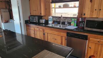 Frigorífico, microondas, horno y placa de cocina