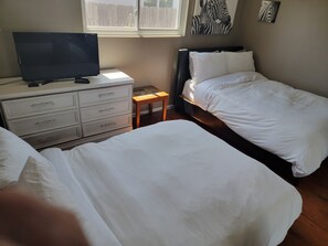5 bedrooms, desk, iron/ironing board, WiFi - Family Gatherings, Pool Table, Ping Pong, Hot Tub Fun!! (San Diego)