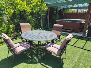 Outdoor dining - Family Gatherings, Pool Table, Ping Pong, Hot Tub Fun!! (San Diego)