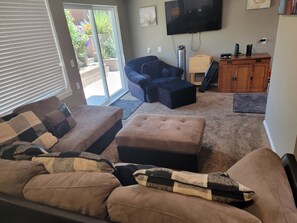 Smart TV, fireplace, table tennis