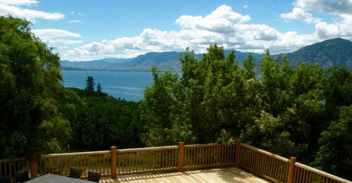 Waterfront Log Home B&B, 4BR, Naramata Bench,  In The Heart Of Wine Country
