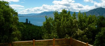 Waterfront Log Home B&B, 4BR, Naramata Bench,  In The Heart Of Wine Country