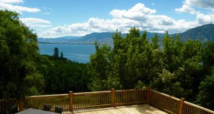 Waterfront Log Home B&B, 4BR, Naramata Bench, In The Heart Of Wine Country