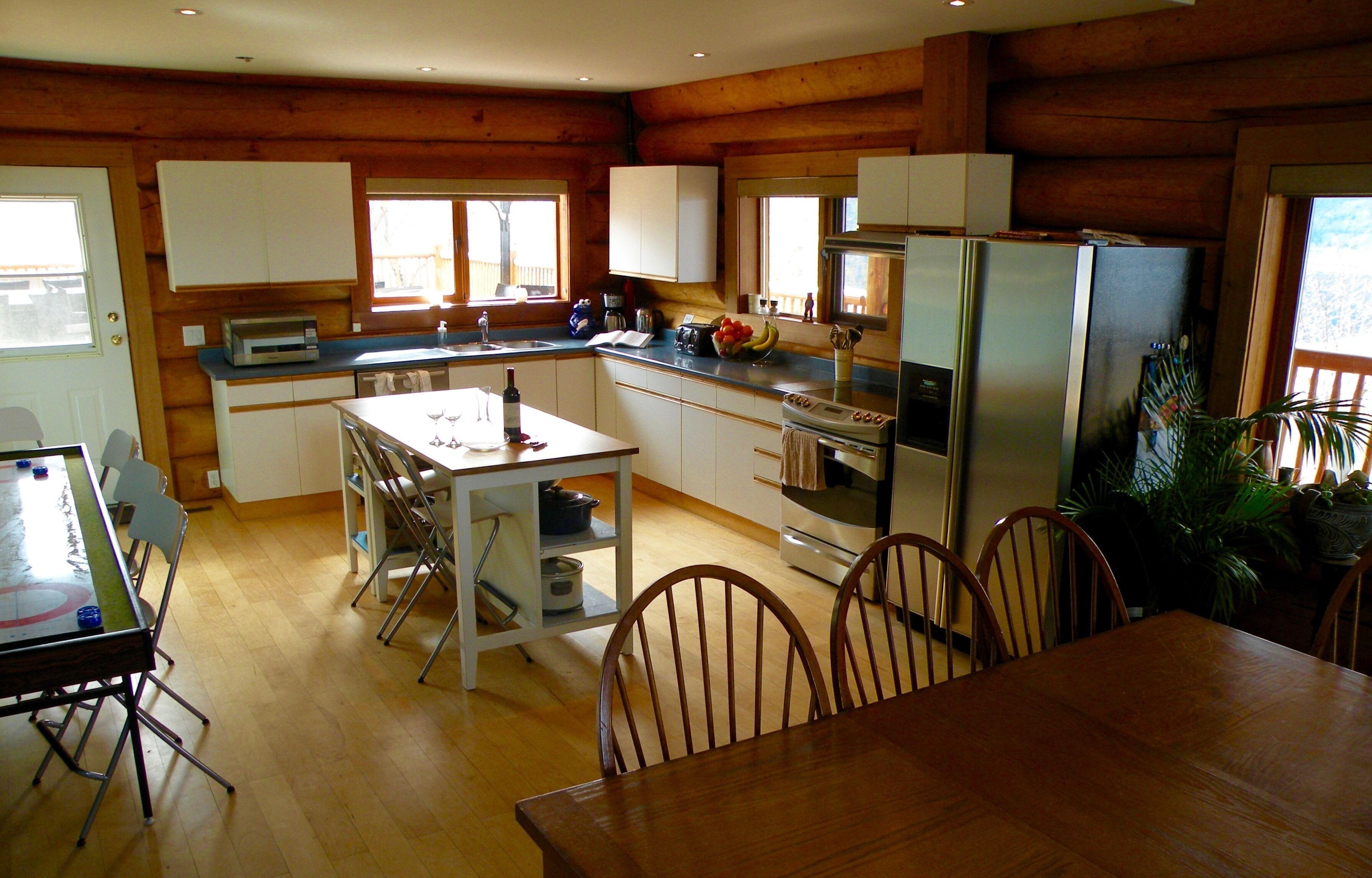 Waterfront Log Home B&B, 4BR, Naramata Bench,  In The Heart Of Wine Country