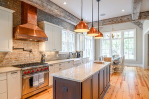 Fridge, microwave, oven, stovetop - Spacious renovated home w pool, easy beach access (Kiawah Island)